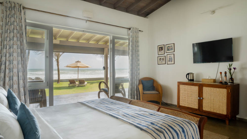 Blue Waves a Stunning Beachfront Villa in Thalpe Sri Lanka photo 13