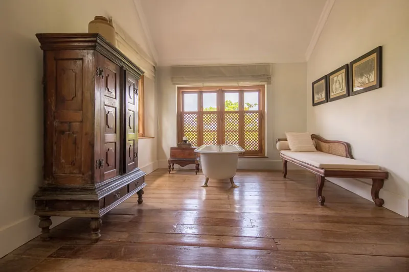 No. 25 an Old Colonial Villa with Pool inside Gallefort, Sri Lanka